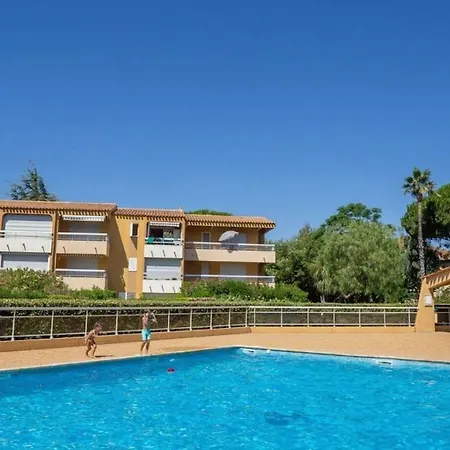 Bedroom In Pool Parking Appartamento Le Lavandou