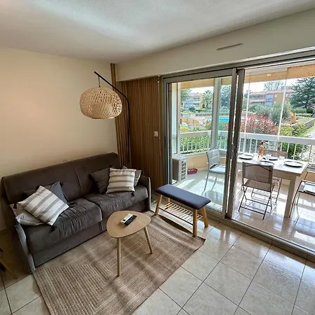 Bedroom In Pool Parking Daire *